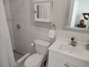 Een haardroger, handdoeken, toiletpapier