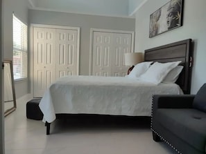 3 makuuhuonetta, silitysrauta/-lauta, ilmainen Wi-Fi, vuodevaatteet