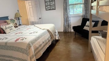 2 bedrooms, iron/ironing board, free WiFi, bed sheets