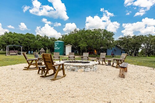Buckskin Lodge - 2 Bedroom Full-sized Ranch House in the Texas Hill Country near Kerrville & Fredericksburg