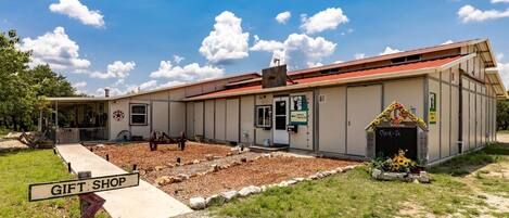 المنشأة من الخارج