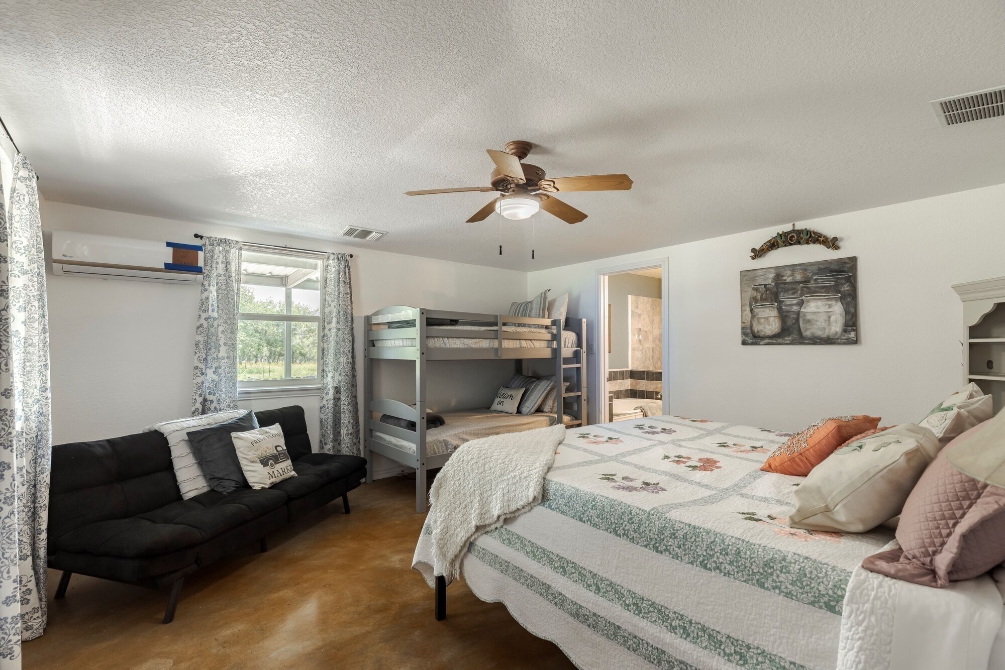 2 bedrooms, iron/ironing board, WiFi, bed sheets