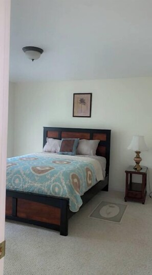 2 bedrooms, iron/ironing board, WiFi, bed sheets - Cozy 2-bedroom condo in charming Hope Mills with AC, WiFi (Hope Mills, North Carolina)