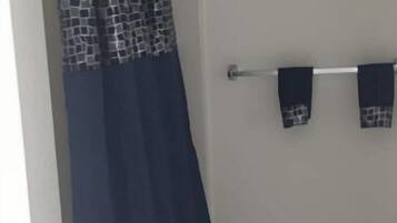 Douche, séchoir à cheveux, serviettes fournies, savon