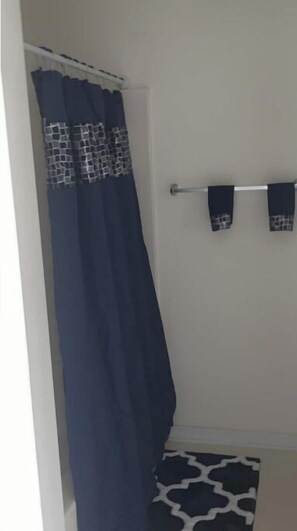 Douche, séchoir à cheveux, serviettes fournies, savon