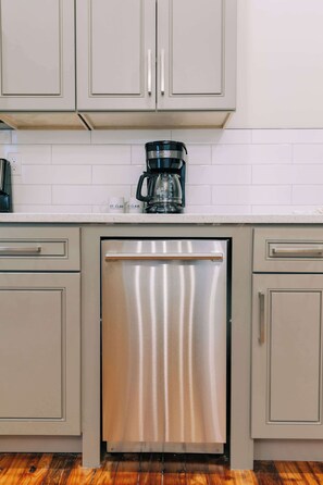 Coffee/tea maker - 1 Bedroom Suite, King Bed (Frankfort)