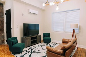 TV - 1 Bedroom Suite, King Bed (Frankfort)