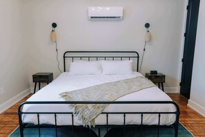 1 bedroom, WiFi, bed sheets - 1 Bedroom Suite, King Bed (Frankfort)