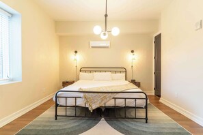 WiFi, bed sheets - 1 Bedroom Suite (Frankfort)