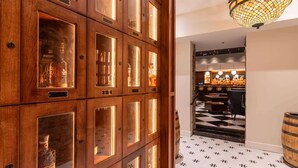 Eine Holzkabine mit Glastüren, einem Schachbrettfußboden und einer Bar im Hintergrund.