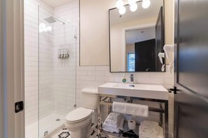 Shower, hair dryer, towels - 1 Bedroom Suite (Frankfort)