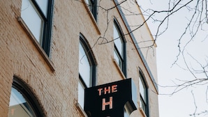 Ein Gebäude mit einem Schild, auf dem 'The Howser Tavern' steht.