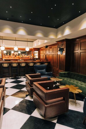 Bar (on property) - 1 Bedroom Suite, King Bed (Frankfort)