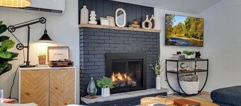 4 BR. 3 Pools. 2 Lakes. Hot Tub. Fire Pit. Karaoke. King Bed