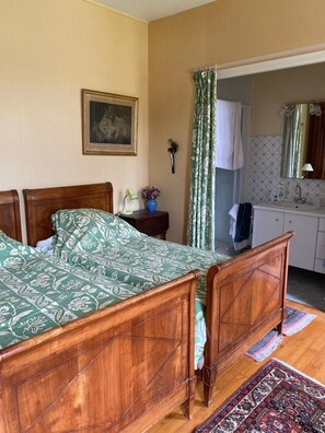 6 dormitorios, tabla de planchar con plancha, cuna de viaje