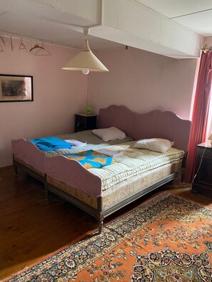 6 多间卧室、熨斗/熨衣板、旅行婴儿床、床单