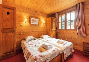 A wooden room with two beds, a window with curtains, and wall-mounted lamps. - Casa-Chalet Brizolée avec vue sur le lac à Tignes (Tignes)