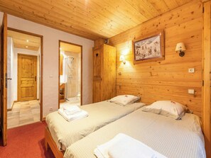 3 bedrooms, iron/ironing board, WiFi, bed sheets
