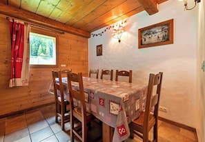 A wooden dining room with a table set for six, surrounded by chairs. - Casa-Chalet Brizolée avec vue sur le lac à Tignes (Tignes)