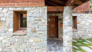 Ein Steinhaus mit einer Holztür und einem Schild mit der Nummer 342.