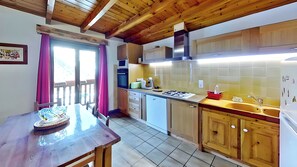 Fridge, microwave, oven, stovetop - Casa-La Carotto Appartement pour 6 dans chalet (Molines-en-Queyras)