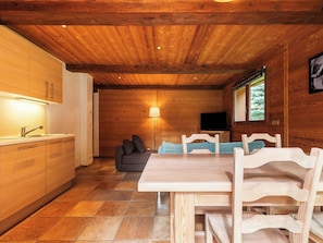 A wooden interior with a kitchen, dining area, and seating. - Casa-Chalet du Parc Cosy apartment in Tignes (Tignes)