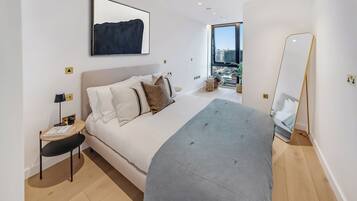 Apartamento, 1 habitación, no fumadores | Espacio para trabajar con un portátil y cortinas opacas