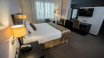 Estudi en suite clàssic | Caixa forta a l'habitació i escriptori