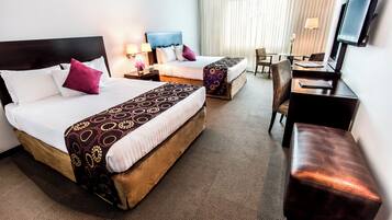 Habitació doble clàssica, 2 llits de matrimoni, vistes a la ciutat | Caixa forta a l'habitació i escriptori