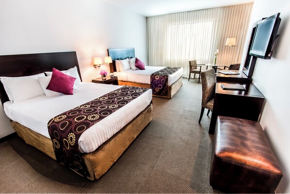 クラシック ダブルルーム クイーンベッド 2 台 シティビュー | セーフティボックス (室内)、デスク、ノートパソコン用作業スペース、アイロン / アイロン台