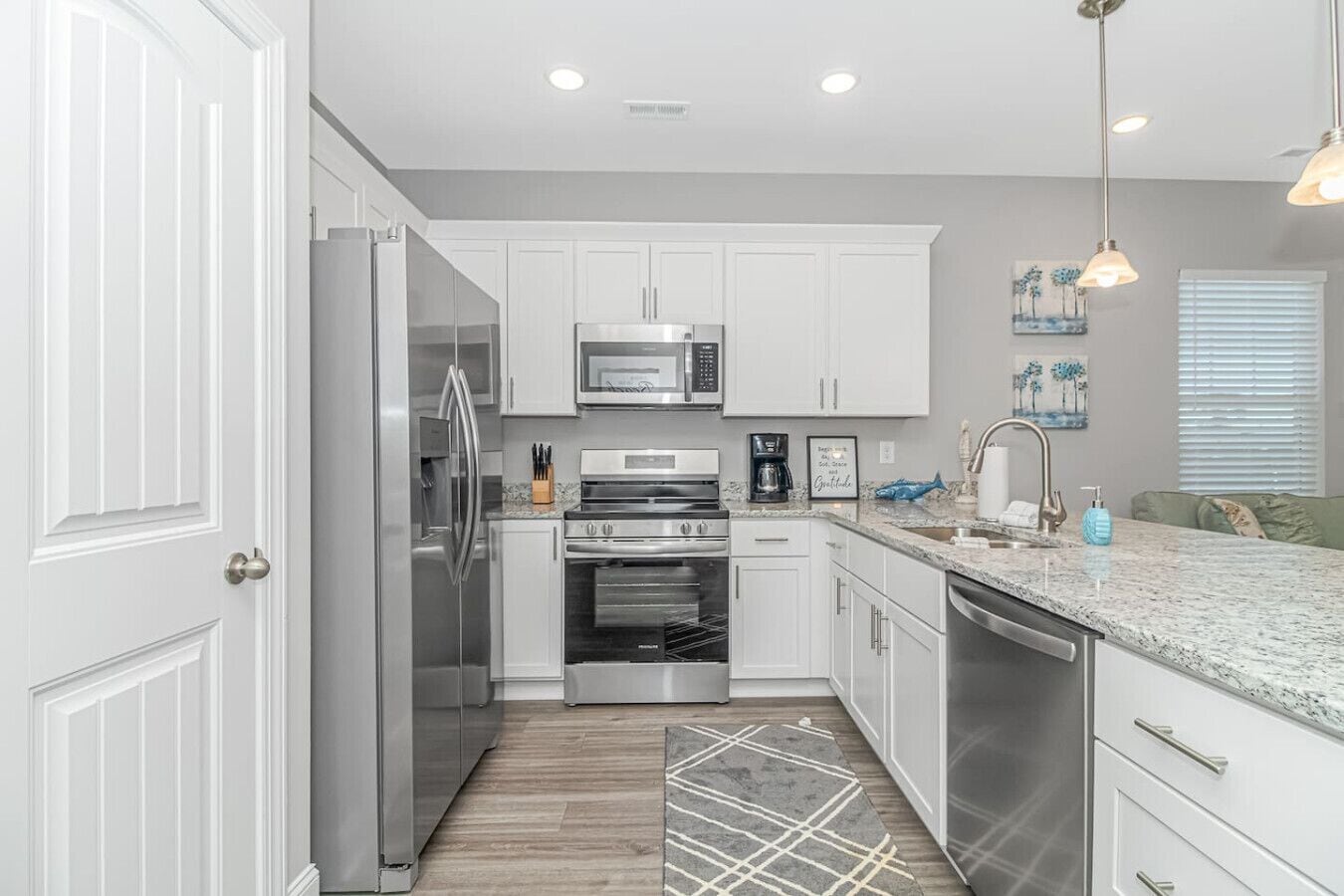 ثلاجة، ميكروويف، فرن، موقد طهي مسطح