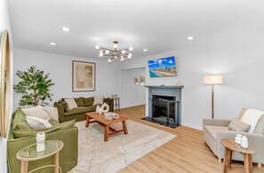 Smart TV, fireplace - Coastal Farmhouse walk to beach! (Myrtle Beach)