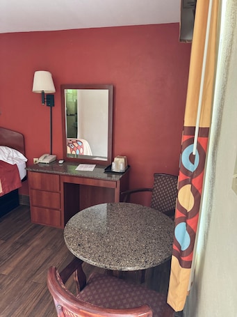 Escritorio y espacio para trabajar con laptop . Snowbird Motel