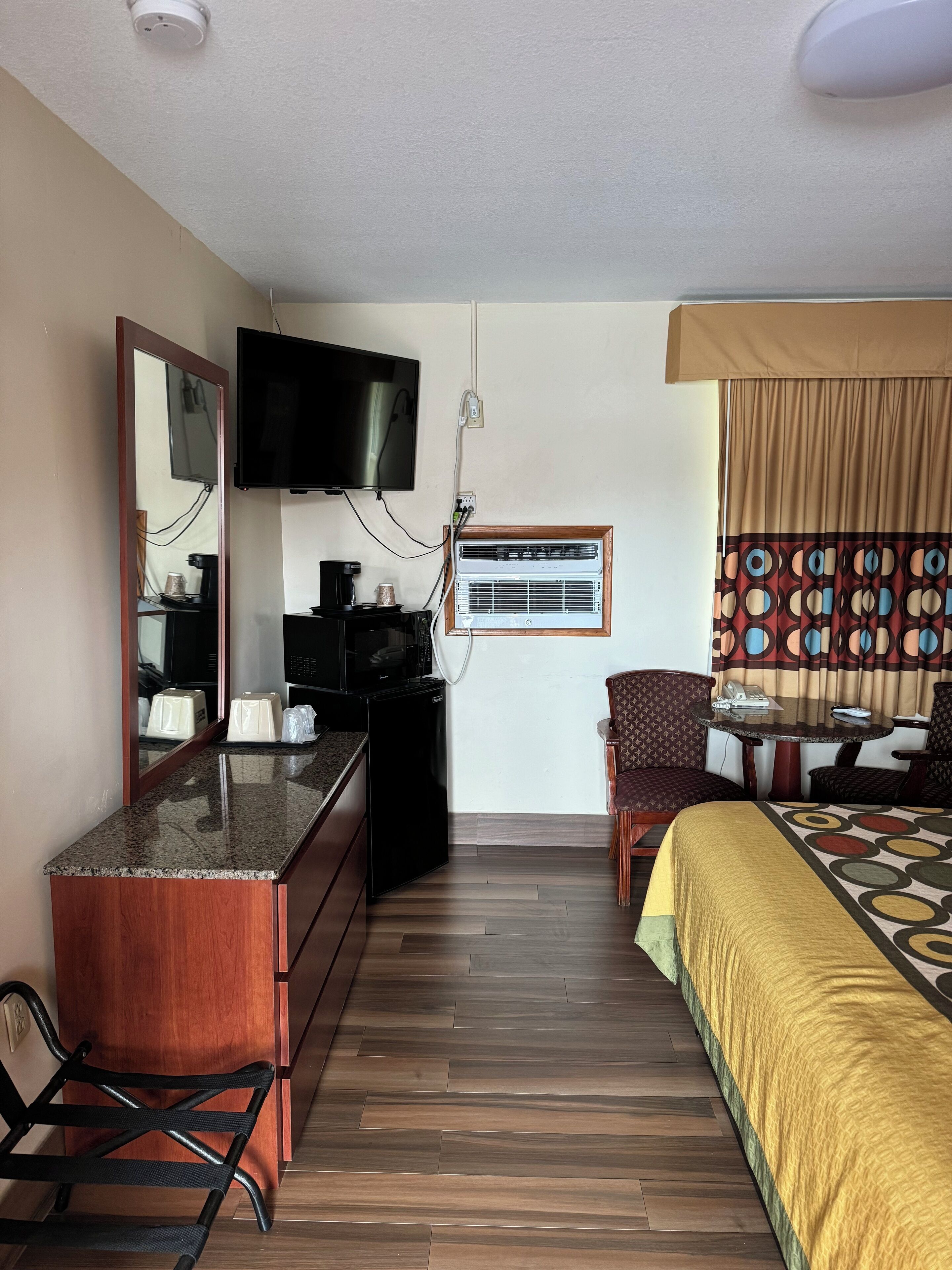 Room | Desk, laptop workspace, iron/ironing board, free WiFi