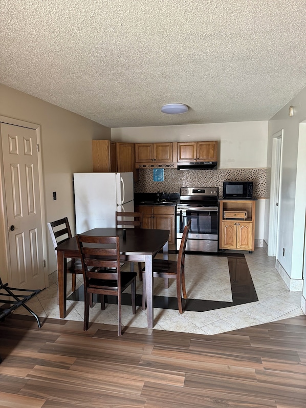 Private kitchen - Snowbird Motel (Bristol)