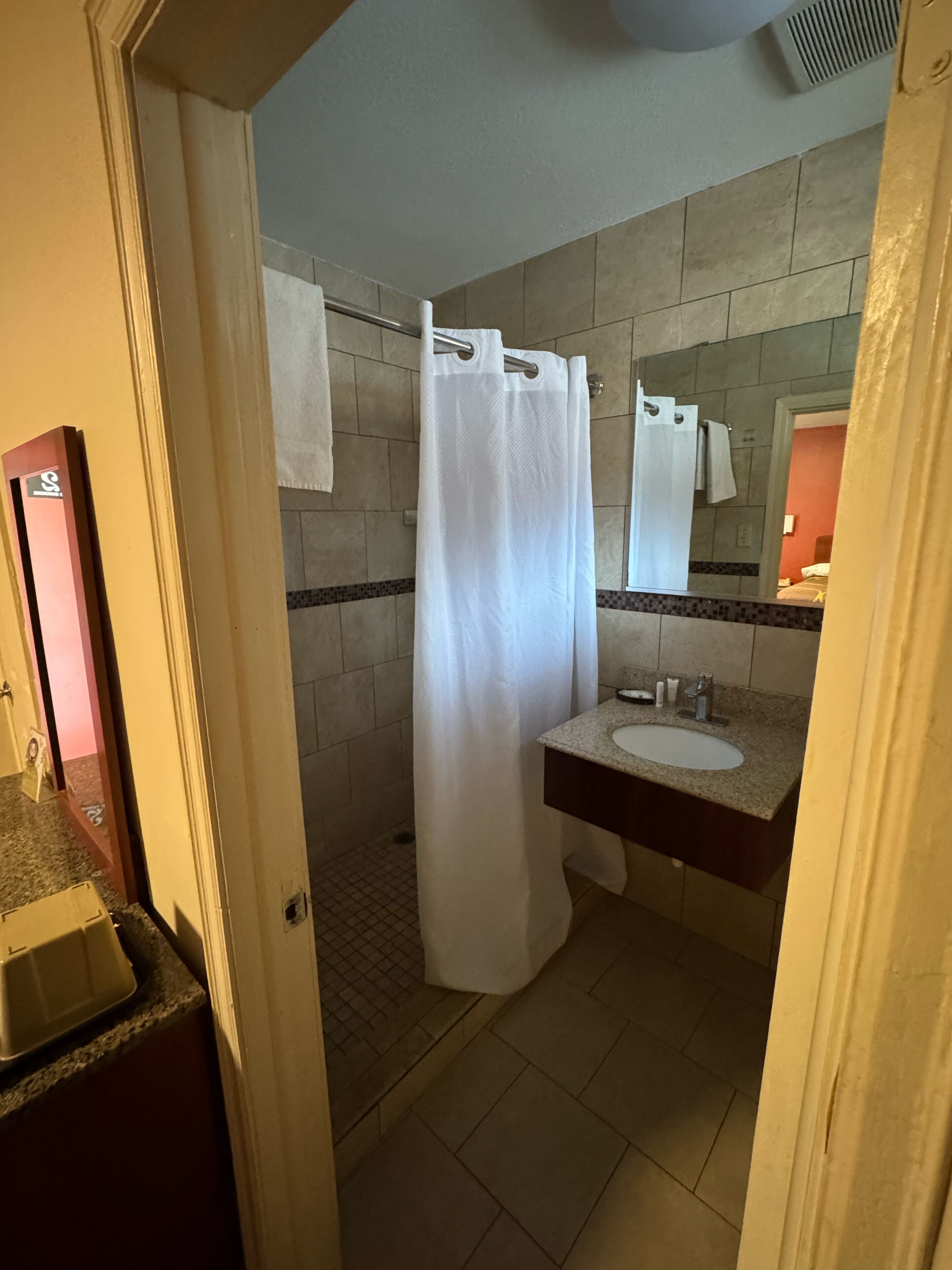 Doppelzimmer, 2 Doppelbetten | Badezimmer | Dusche, Haartrockner, Handtücher, Seife