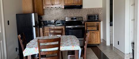 Suite estudio, 2 camas matrimoniales | Cocina privada | Cafetera y tetera, utensilios de cocina, congelador y toallas de papel
