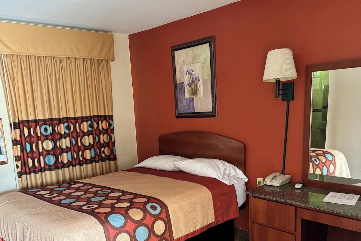 Single Room | Desk, laptop workspace, free WiFi, bed sheets