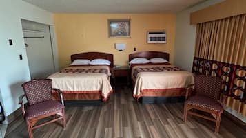 Studio suite, 2 tweepersoonsbedden | Een bureau, een laptopwerkplek, een strijkplank/strijkijzer, gratis wifi