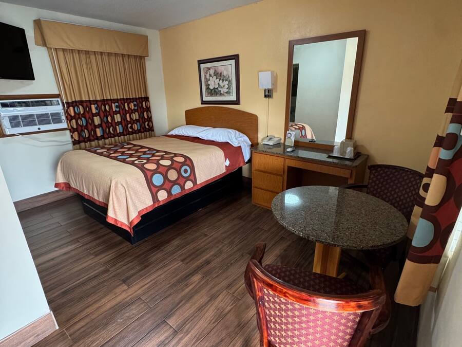 Single Room | Desk, laptop workspace, iron/ironing board (on request), WiFi (free)