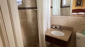 Tweepersoonskamer, 2 tweepersoonsbedden | Badkamer | Een douche, een haardroger, handdoeken, zeep
