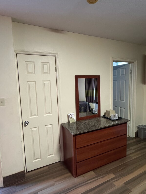 Desk, laptop workspace, iron/ironing board, free WiFi - Snowbird Motel (Bristol)