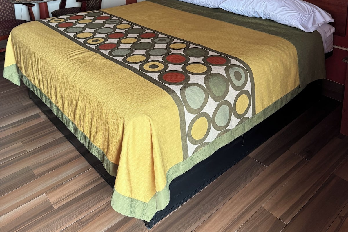Room | Desk, laptop workspace, free WiFi, bed sheets