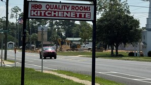 A motel sign with "Snowbird Motel" and "HBO Quality Rooms Kitchenette" text. - Snowbird Motel (Bristol)