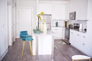 Microwave, oven, stovetop, dishwasher - Downtown ATL Luxury 1-bedroom with AC and WiFi (Atlanta)