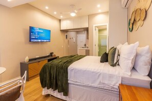 1 bedroom, iron/ironing board, bed sheets - Modern and Cozy Studio for Couples in Leme (Rio de Janeiro)