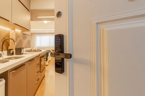 Fridge, oven, cookware/dishes/utensils - Modern and Cozy Studio for Couples in Leme (Rio de Janeiro)