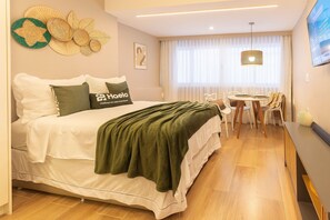 1 bedroom, iron/ironing board, bed sheets - Modern and Cozy Studio for Couples in Leme (Rio de Janeiro)