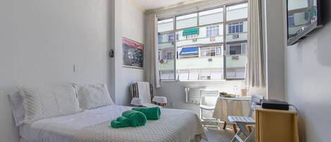 Fer et planche Ă repasser, accĂšs Ă Internet, literie fournie