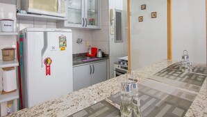 Coffee/tea maker, fridge, microwave, oven - Side Ocean View: Cozy Studio (Rio de Janeiro)